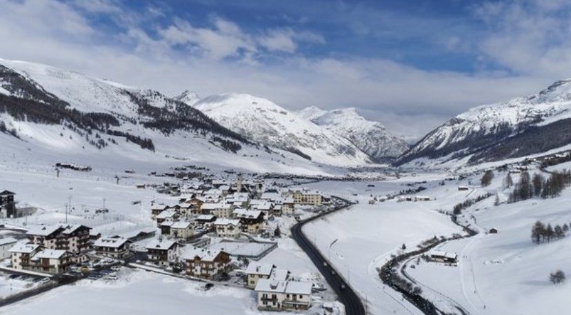 Una vista aerea di un villaggio innevato sulle montagne.