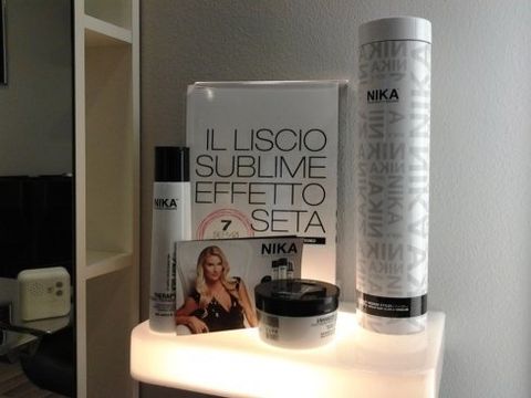 Cosmetici Nika su un piedistallo