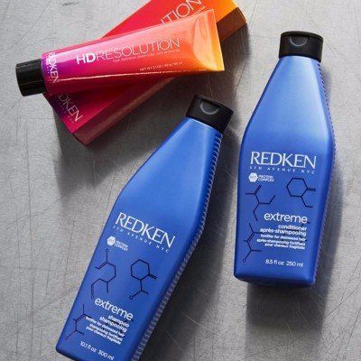 2 bottigliette blu e un tubetto rosso di crema Redke