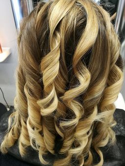 capelli castani con colpi di sole a boccoli