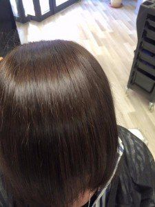 capelli castani a caschetto