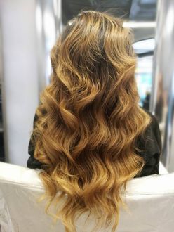 Capelli lunghi castani con punte più chiare e mossi