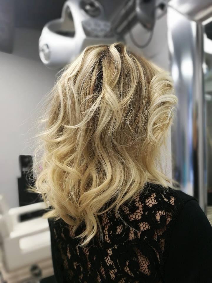 bionda con i capelli lunghi mossi