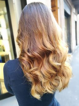 ragazza con capelli castani e punte più chiare - shatush