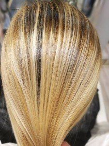 capelli schiariti di biondo