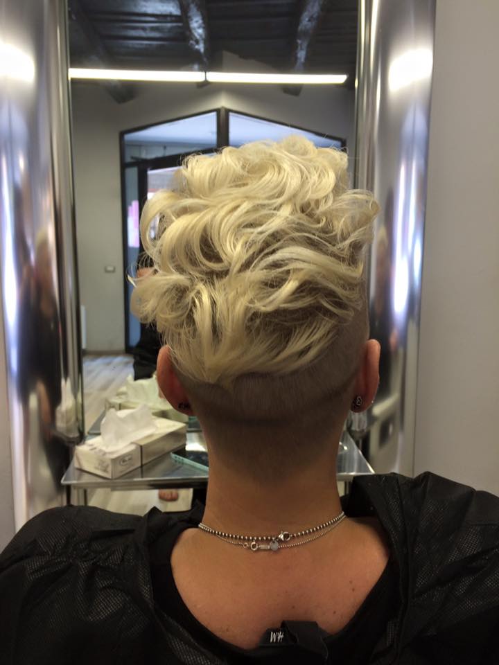 donna con capelli biondo chiarissimo corti mossi