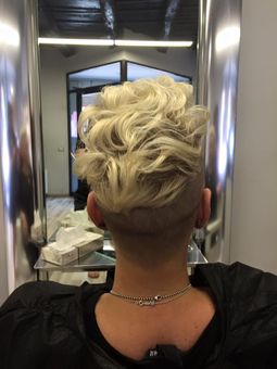 Modella con capelli castani schiariti sulle punte