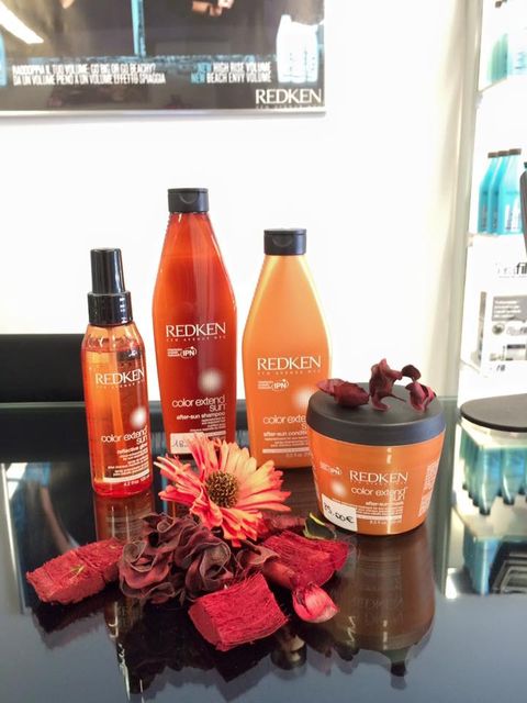 un barattolino e varie creme arancioni del marchio Redken