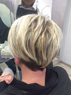 capelli castani a caschetto con colpi di sole accentuati
