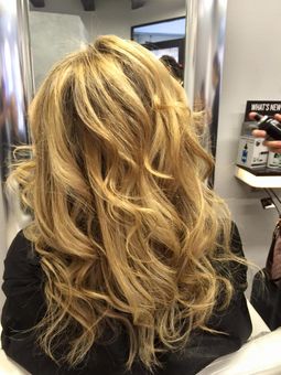 capelli lunghi mossi biondo scuro con riflessi castani