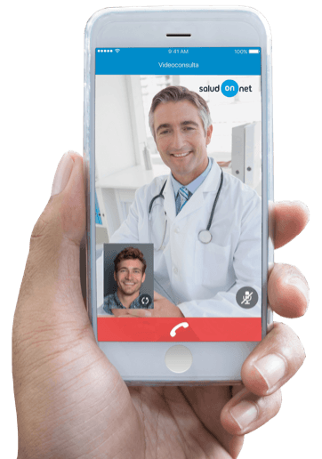 Una persona sostiene un teléfono celular con un médico en la pantalla.