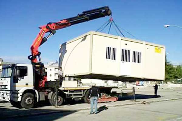 Sollevamento di un container abitativo LEONE srl San Vito Dei Normanni