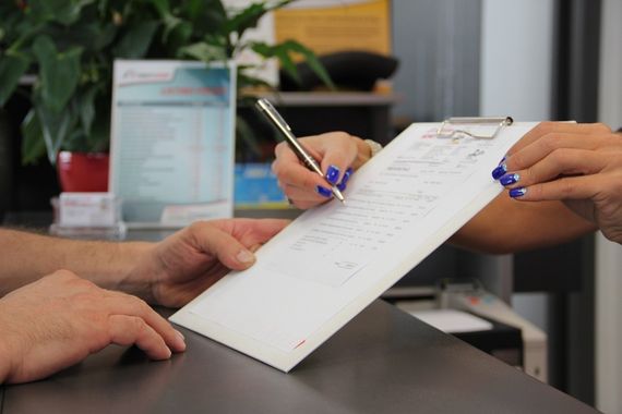 Persona in un'officina