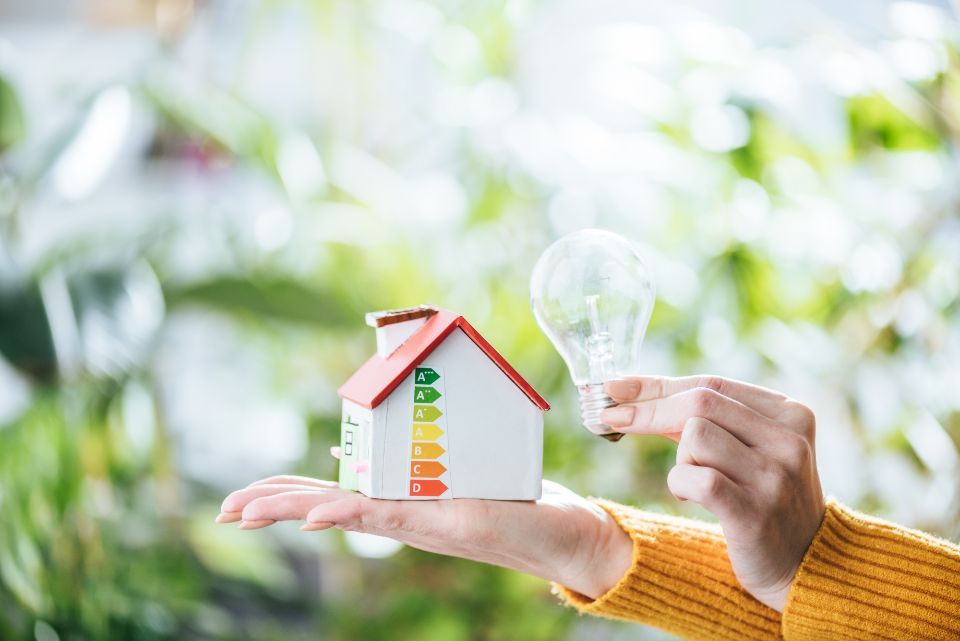 tecnico mentre interviene su un impianto elettrico