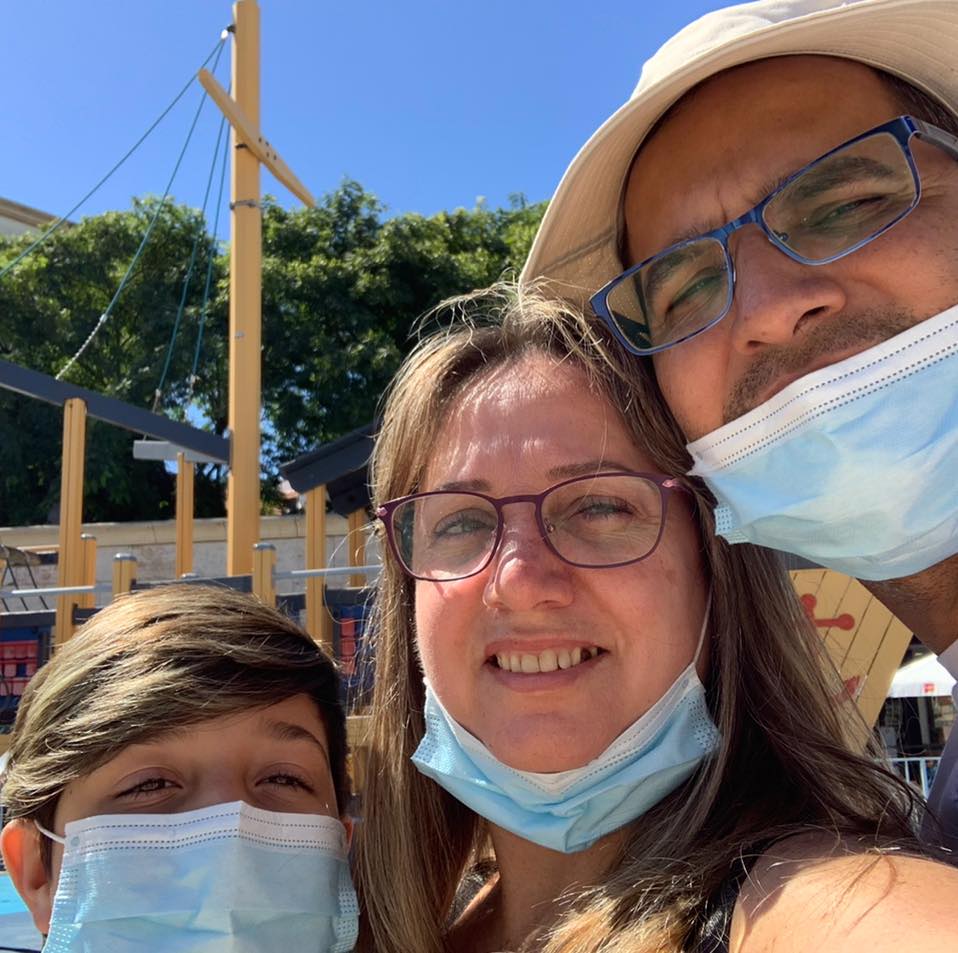 Um grupo de pessoas usando máscaras faciais posando para uma foto
