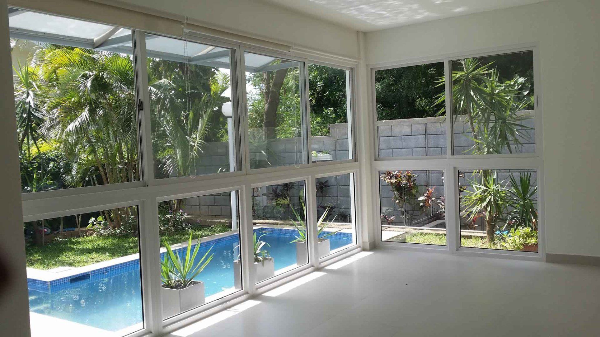 Casa Blue Comercial puertas de vidrio