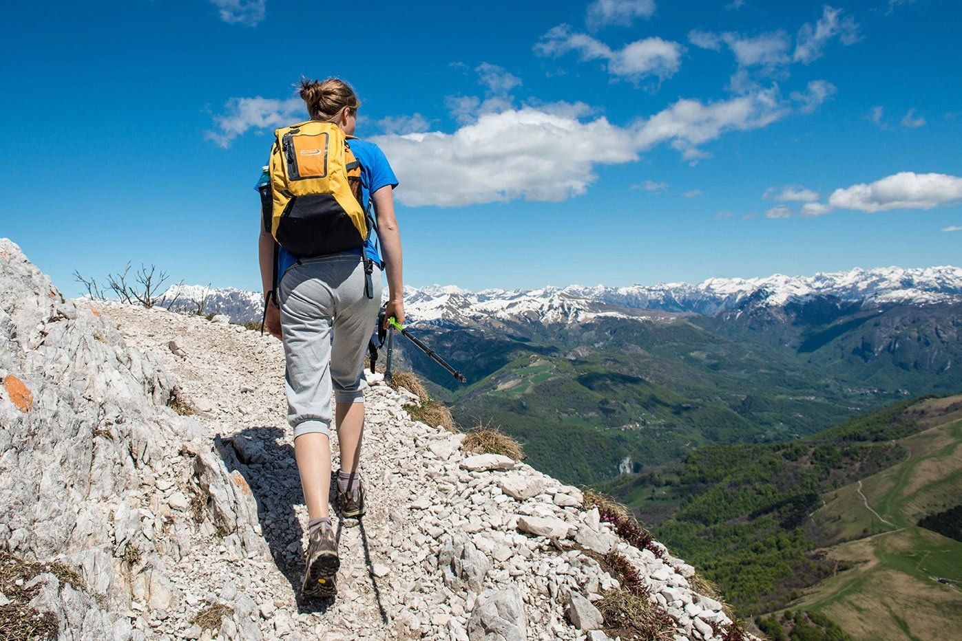 Ragazza durante un'escursione di viaggio in montagna