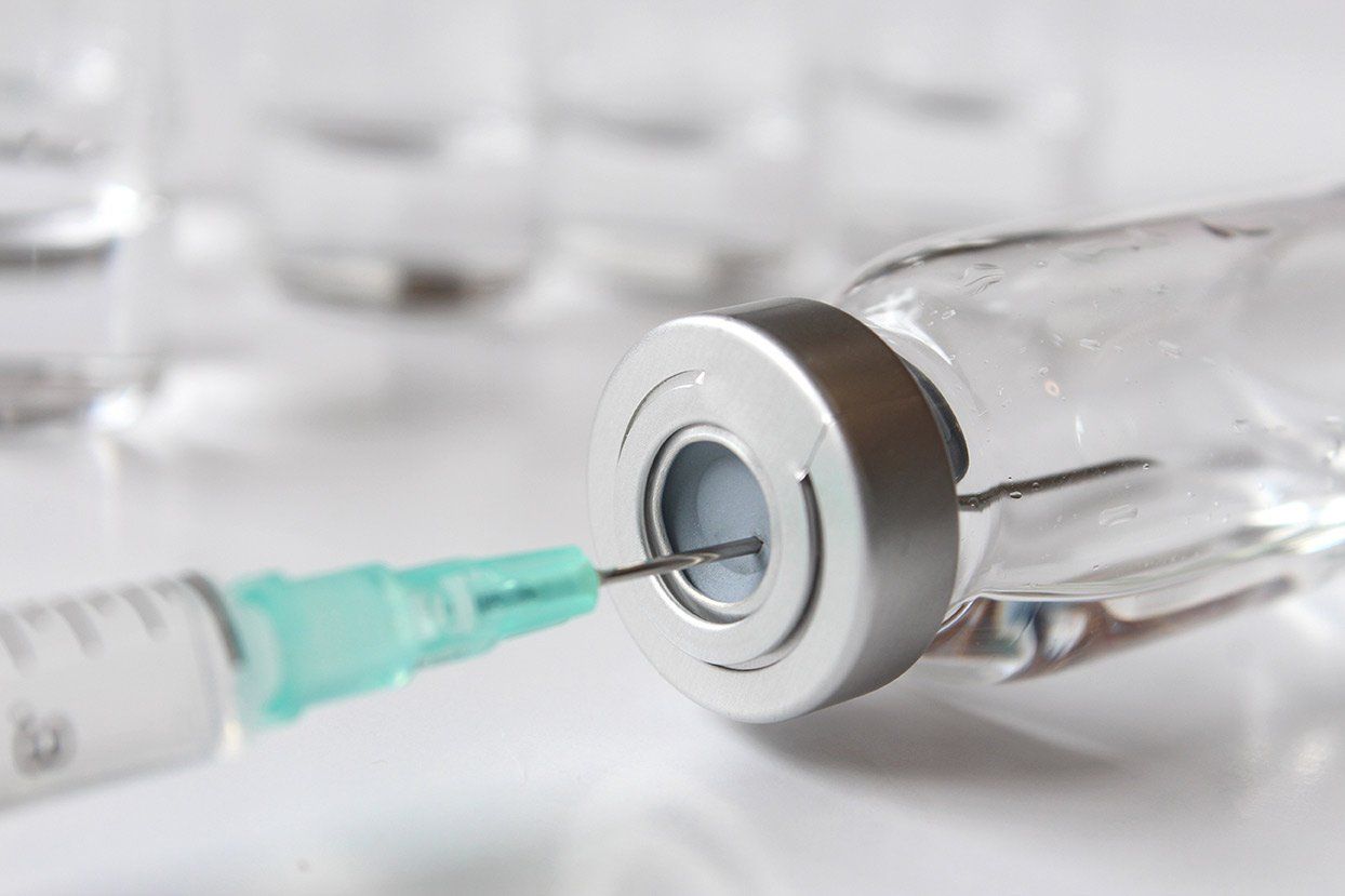 Trabalhamos com as melhores vacinas do mercado. Vacinas importadas Felocell - V4, Vanguard HTLP 5/CV-L - V8, Vanguard Plus - V10, BronchiGuard, GiardiaVax e Defensor - Laboratório Pfizer.