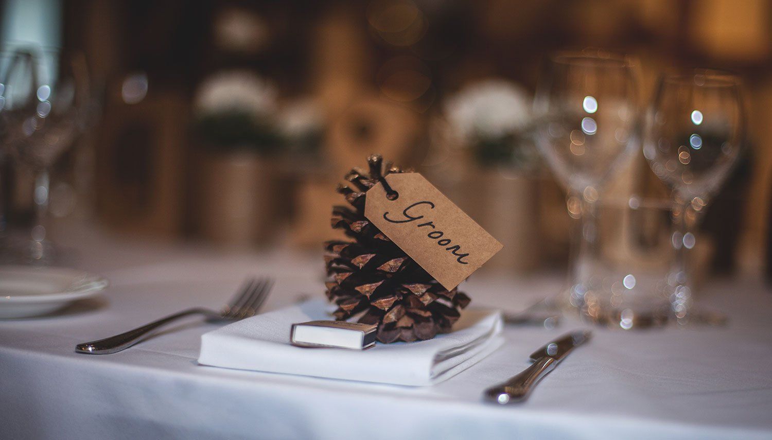 A pinecone place card labeled 
