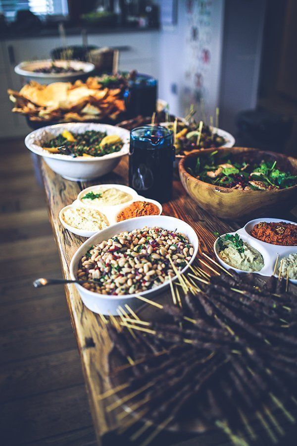 Il y a de nombreux types d'aliments différents sur la table.