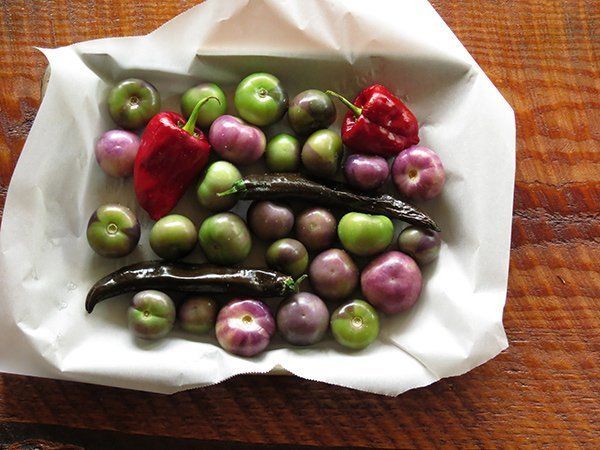 Un tas de fruits et de légumes sur un morceau de papier