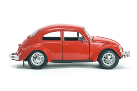 Rode Volkswagen Kever speelgoedauto op een witte ondergrond.