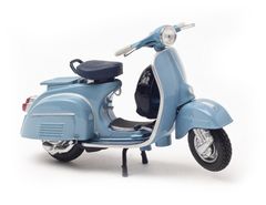 Lichtblauwe vintage Vespa scooter.
