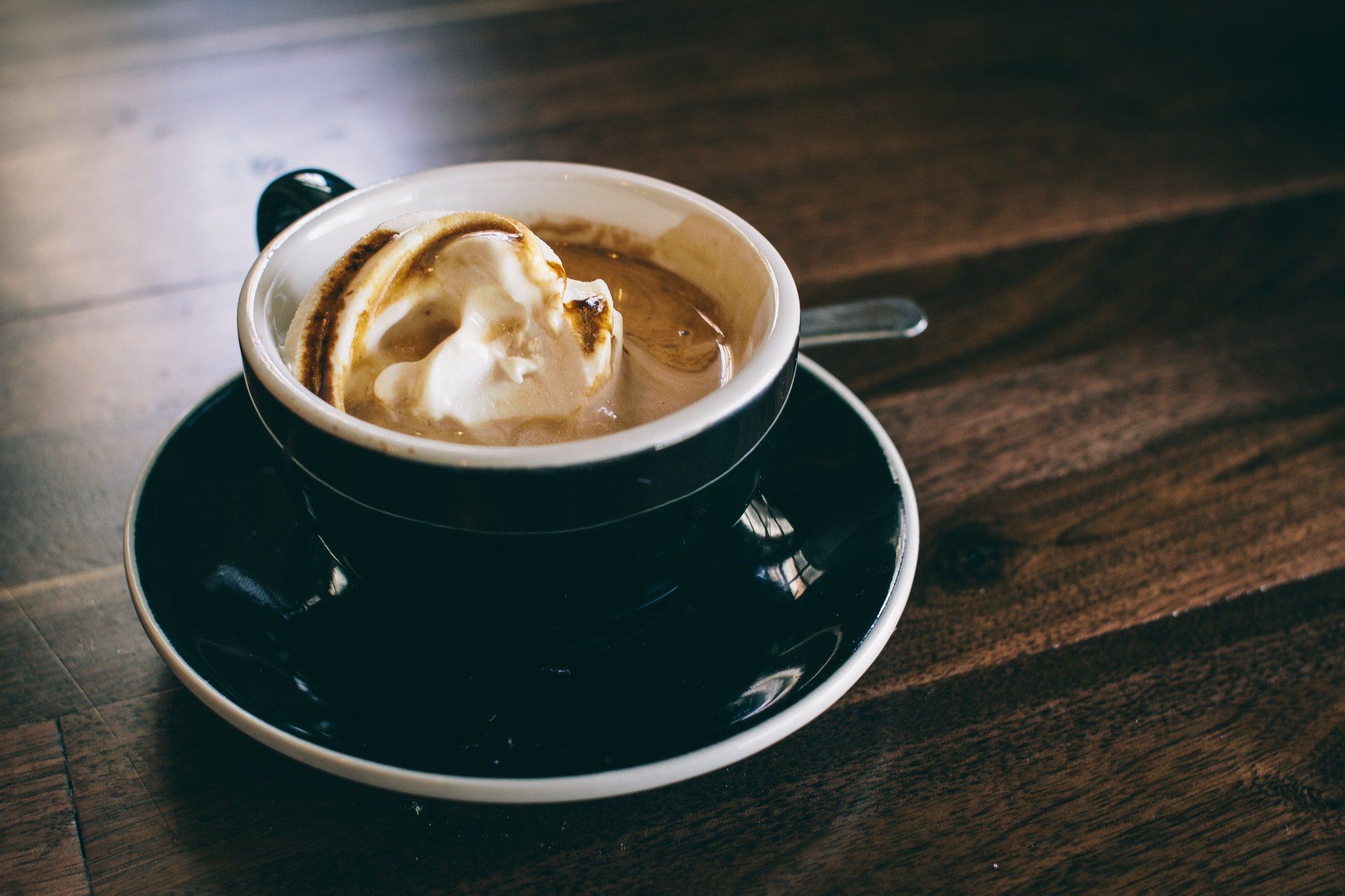 café crémeux sur soucoupe