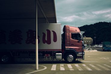 Tenemos experiencia en Transitarios y consignatarios , Transportistas, Agente de Aduanas y Representantes Aduaneros. Almacenes y distribuidores de mercancías. camión cargando .