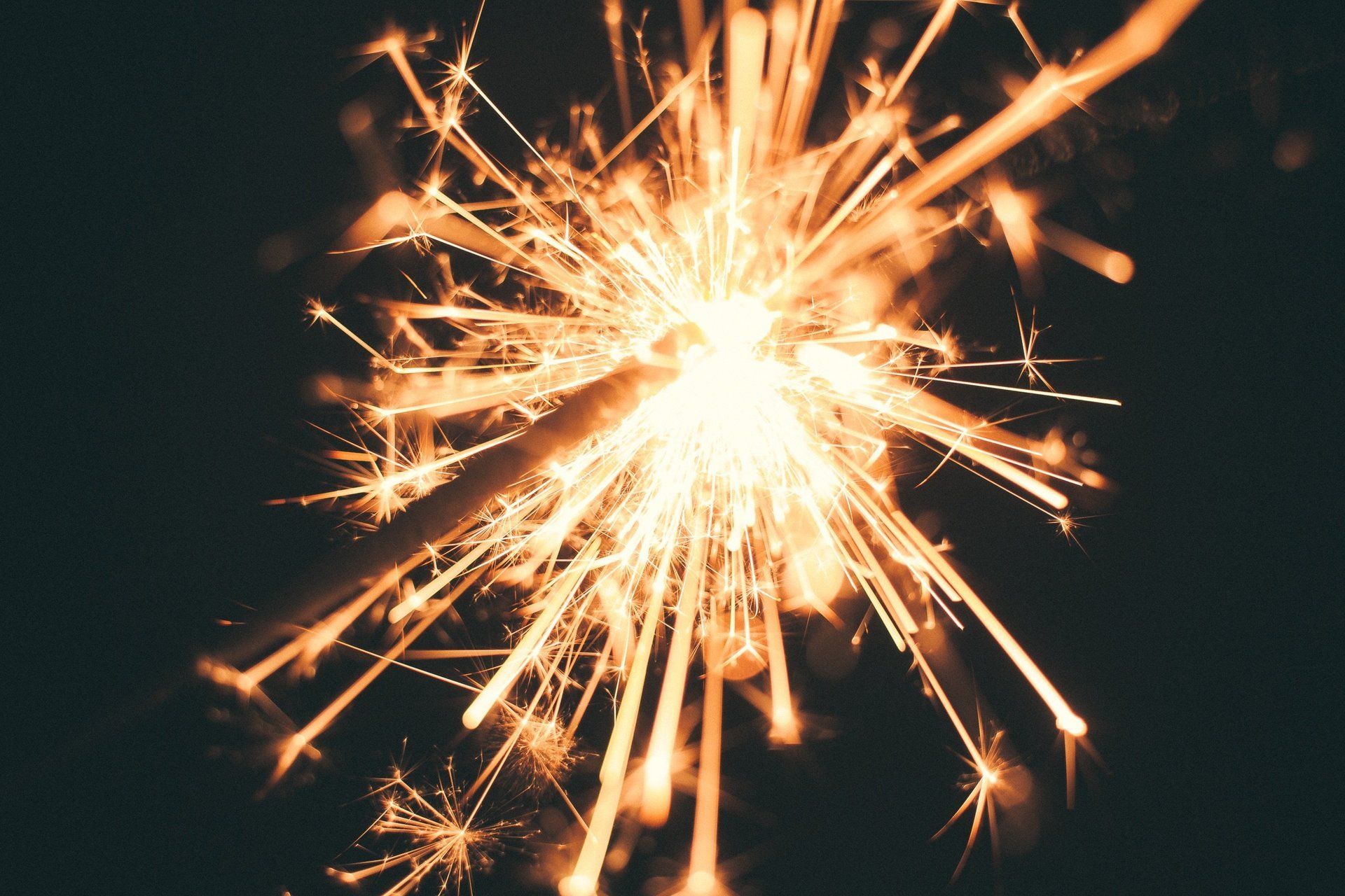 una stella filante su sfondo nero