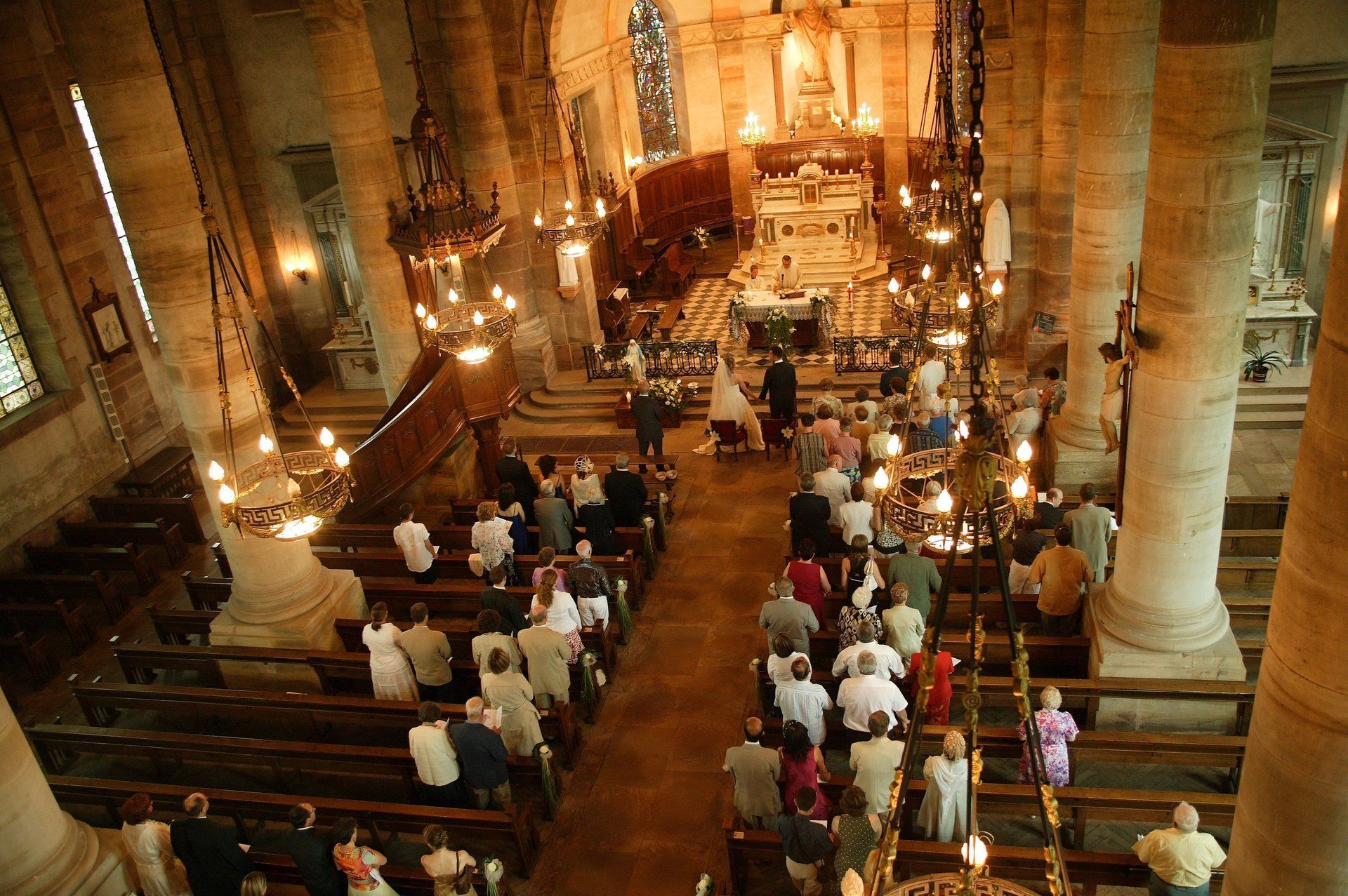 Eine große Gruppe von Menschen sitzt in einer Kirche