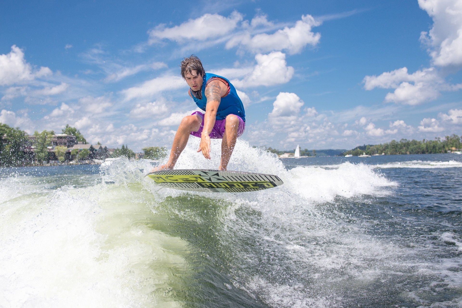 Ein Mann reitet auf einem Wakeboard eine Welle