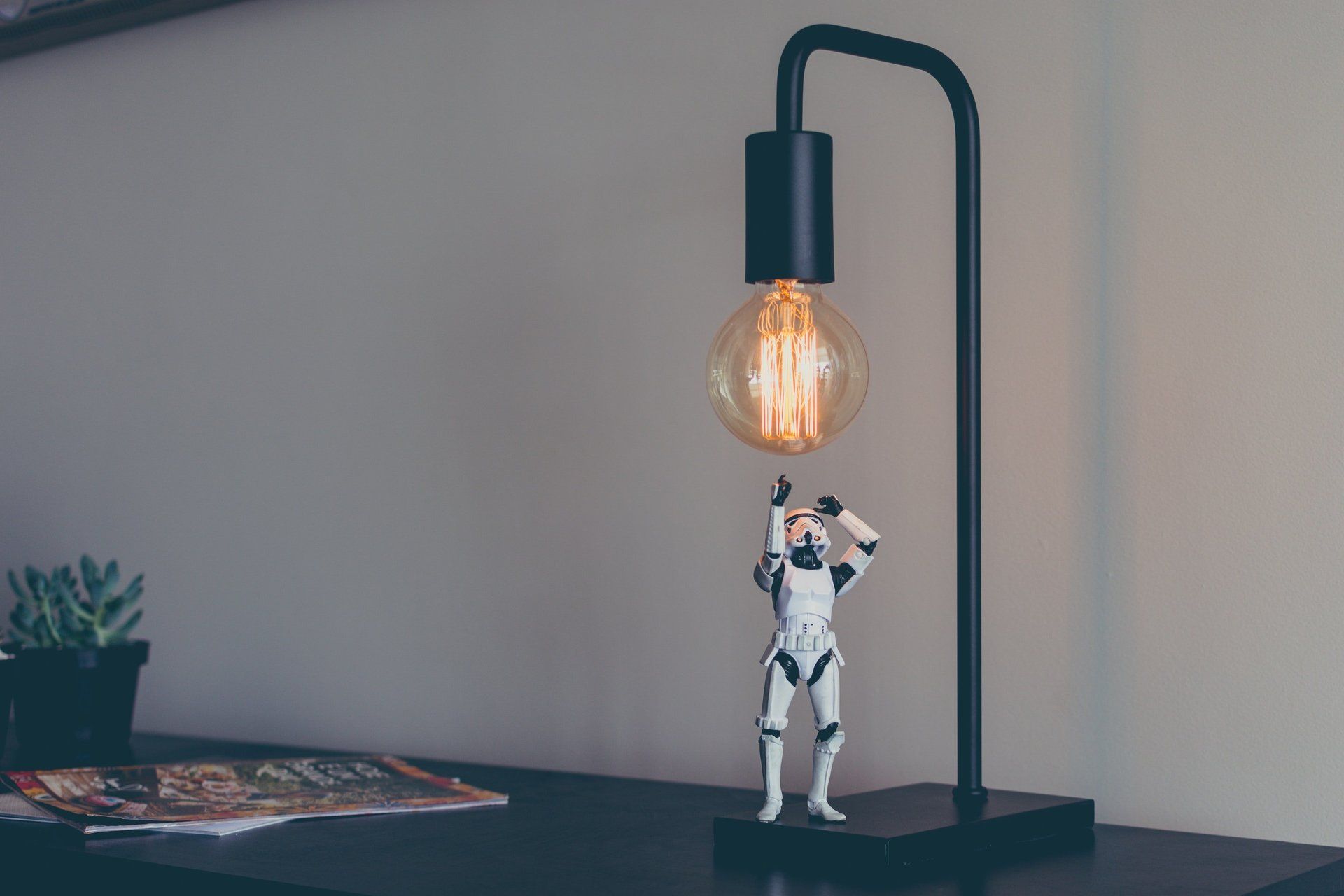 Lampada com boneco Stormtrooper embaixo