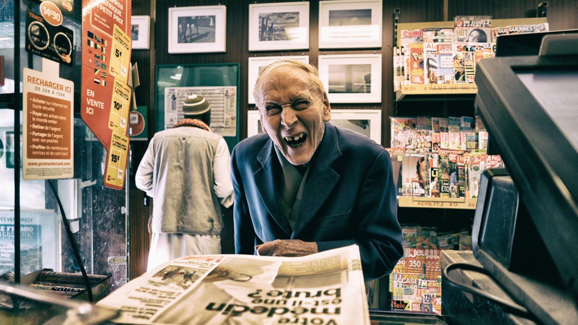 senior die de krant leest