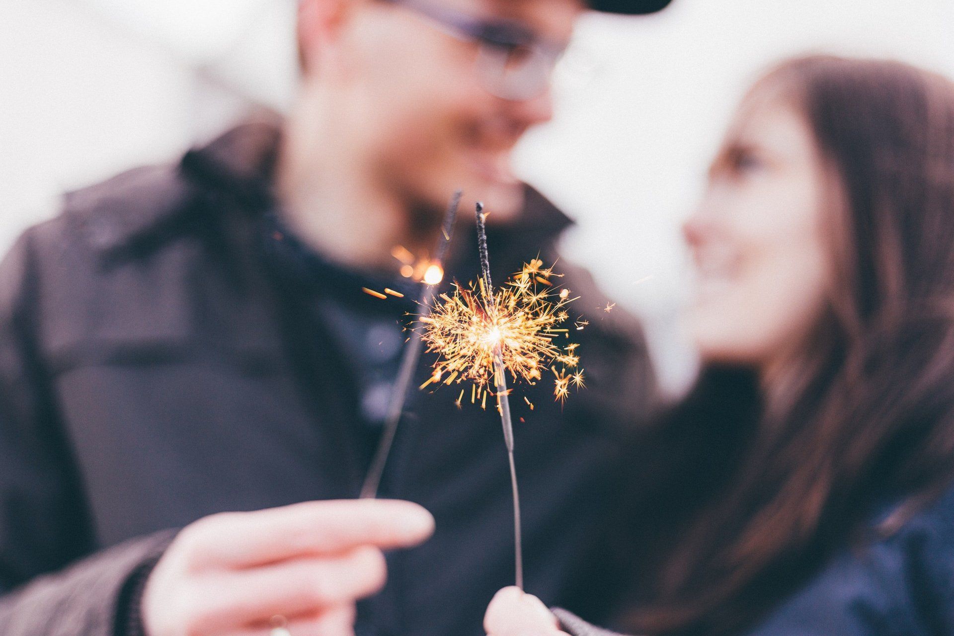 Un uomo e una donna tengono in mano le stelle filanti e si guardano