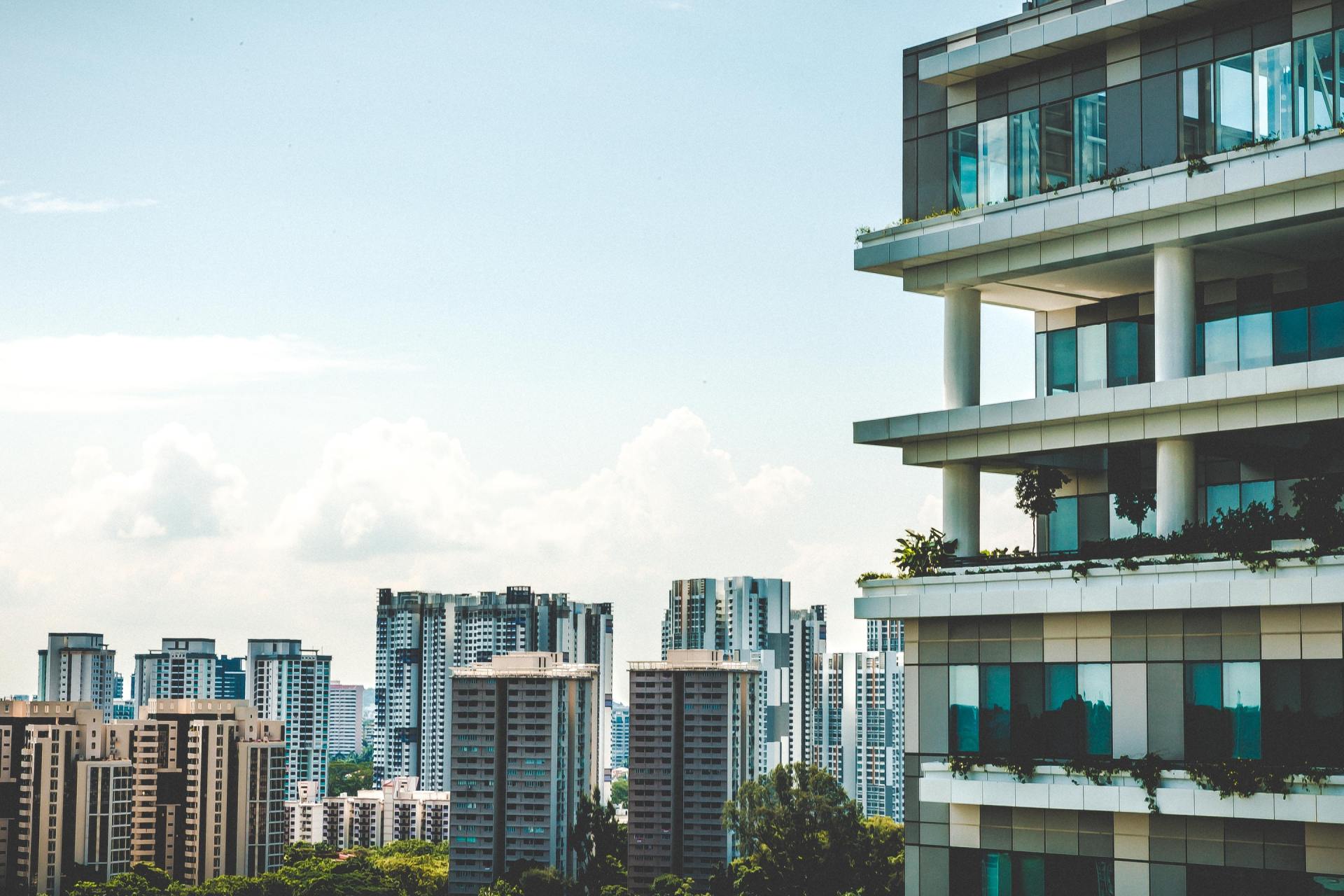 A view of a city skyline with a large building in the foreground.
