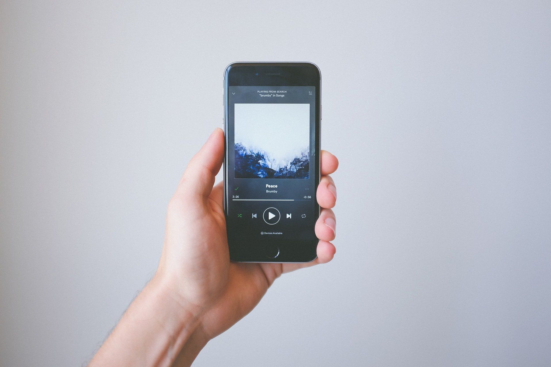 Una persona tiene in mano un cellulare.