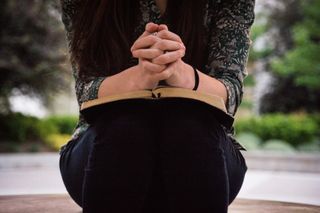 Download Living By Faith Article Woman praying with Bible