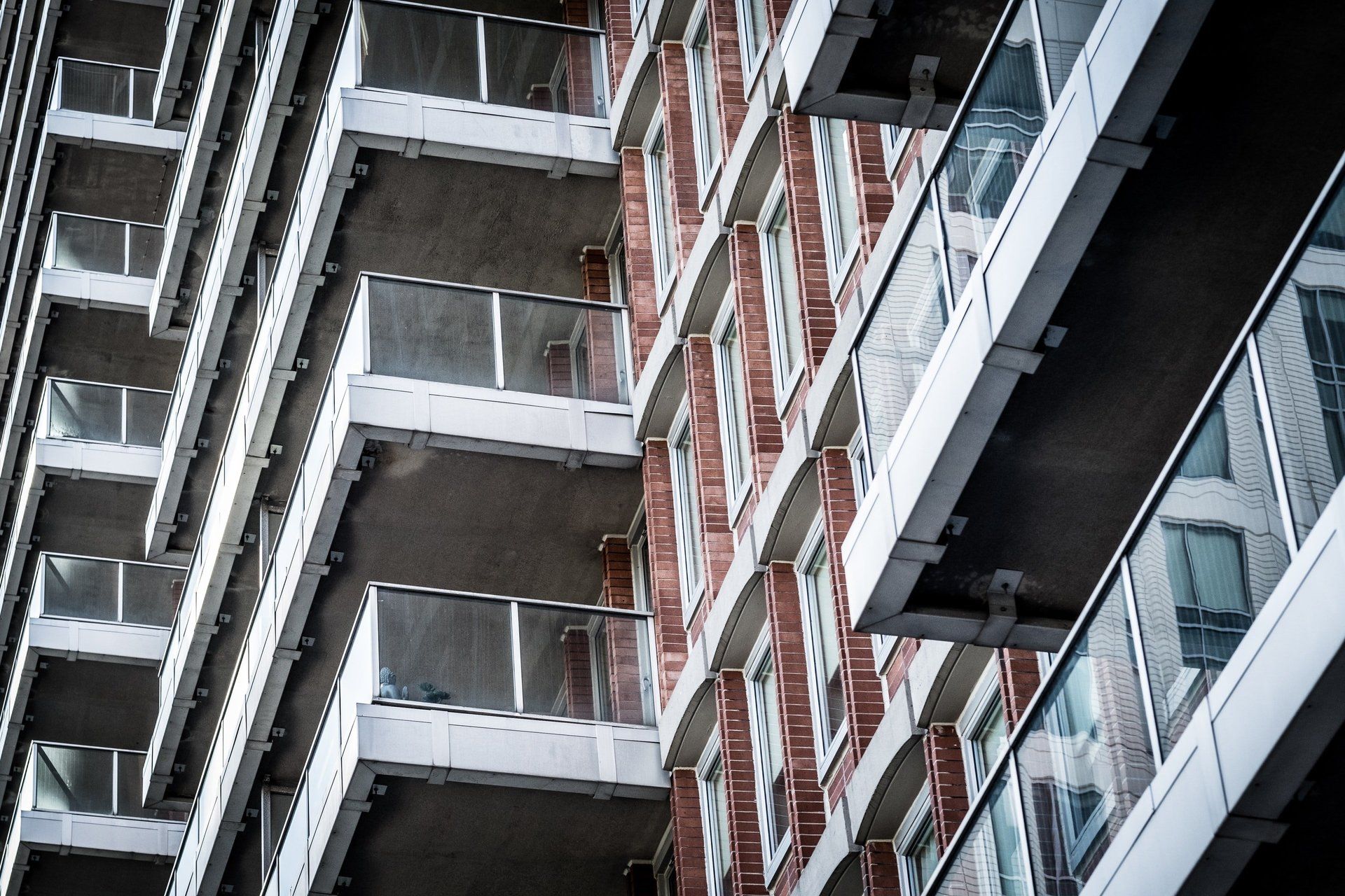 A tall building with a lot of balconies and windows