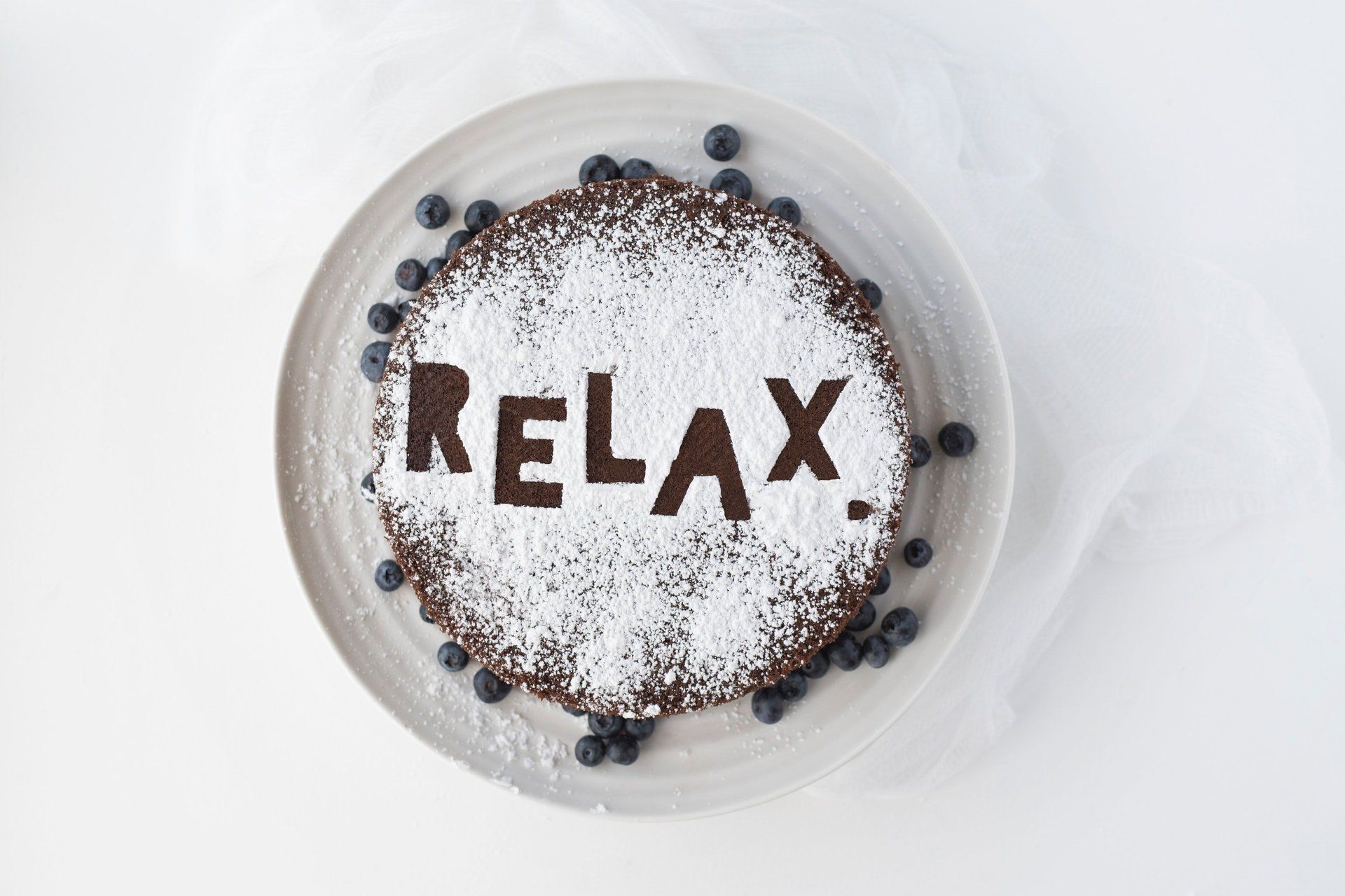 Una torta al cioccolato con la parola relax scritta sopra