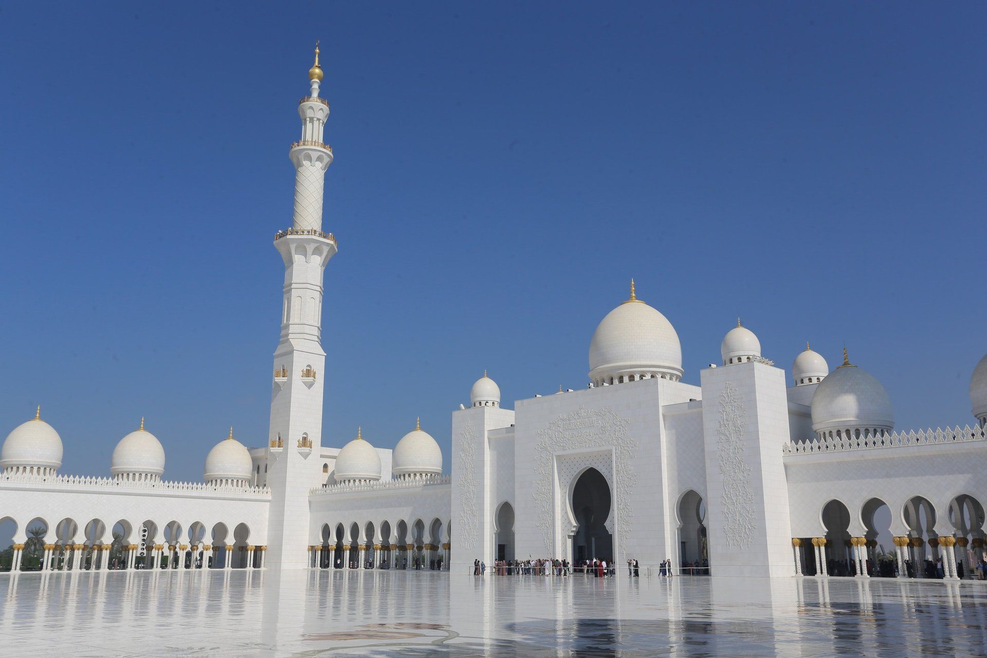 Eine große weiße Moschee mit einem blauen Himmel im Hintergrund