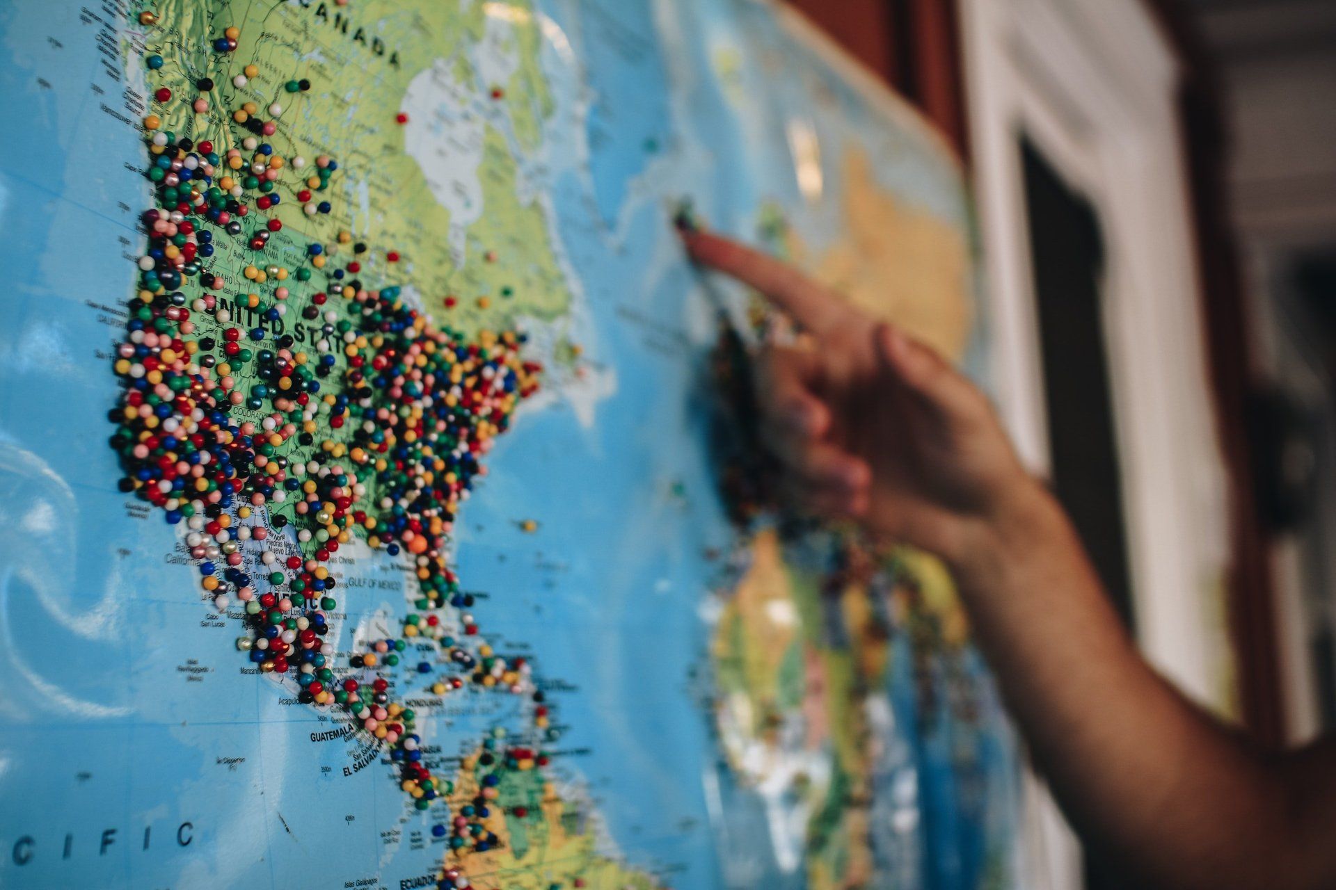 Una persona indica una mappa degli Stati Uniti.