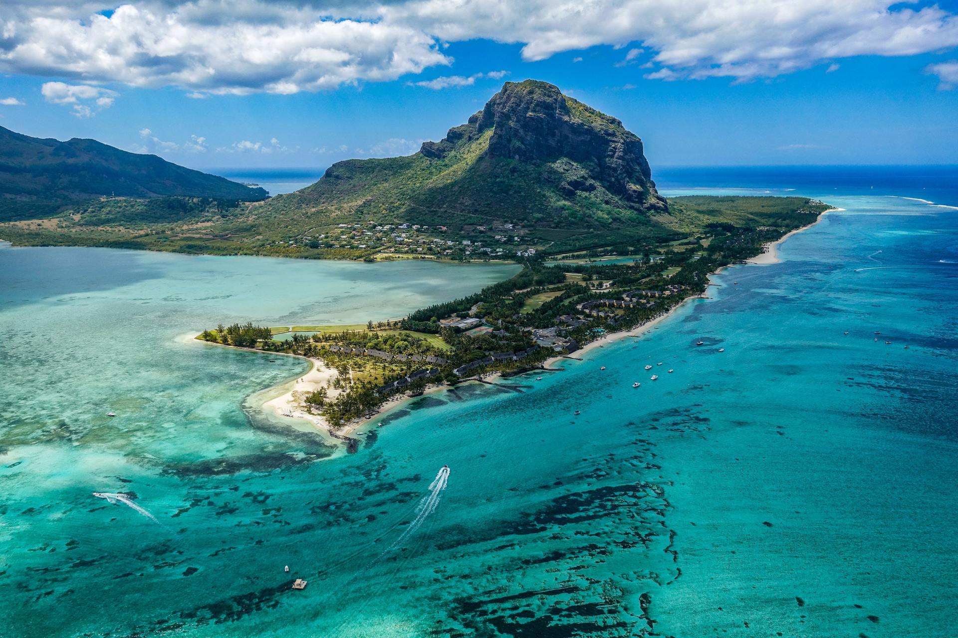 Eine Luftaufnahme einer kleinen Insel mitten im Ozean.