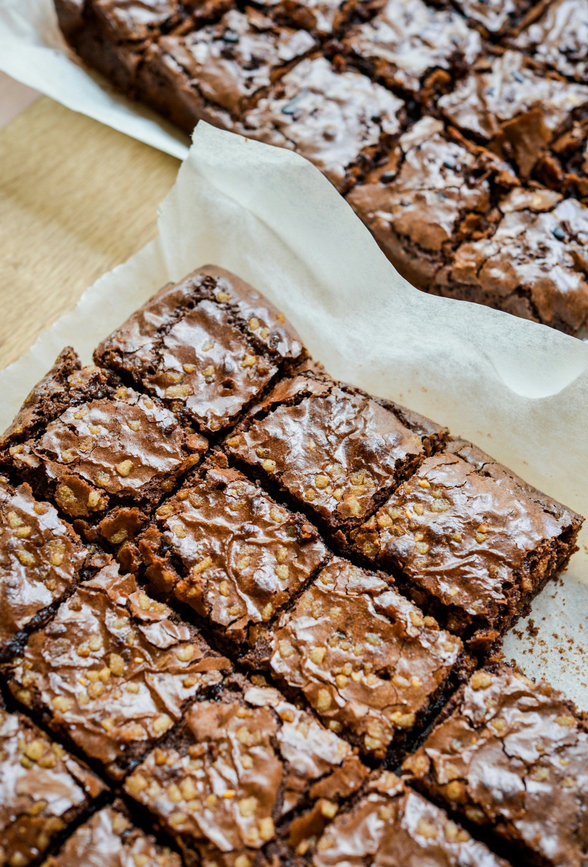 Puderzucker-Brownies, in Quadrate geschnitten auf Backpapier