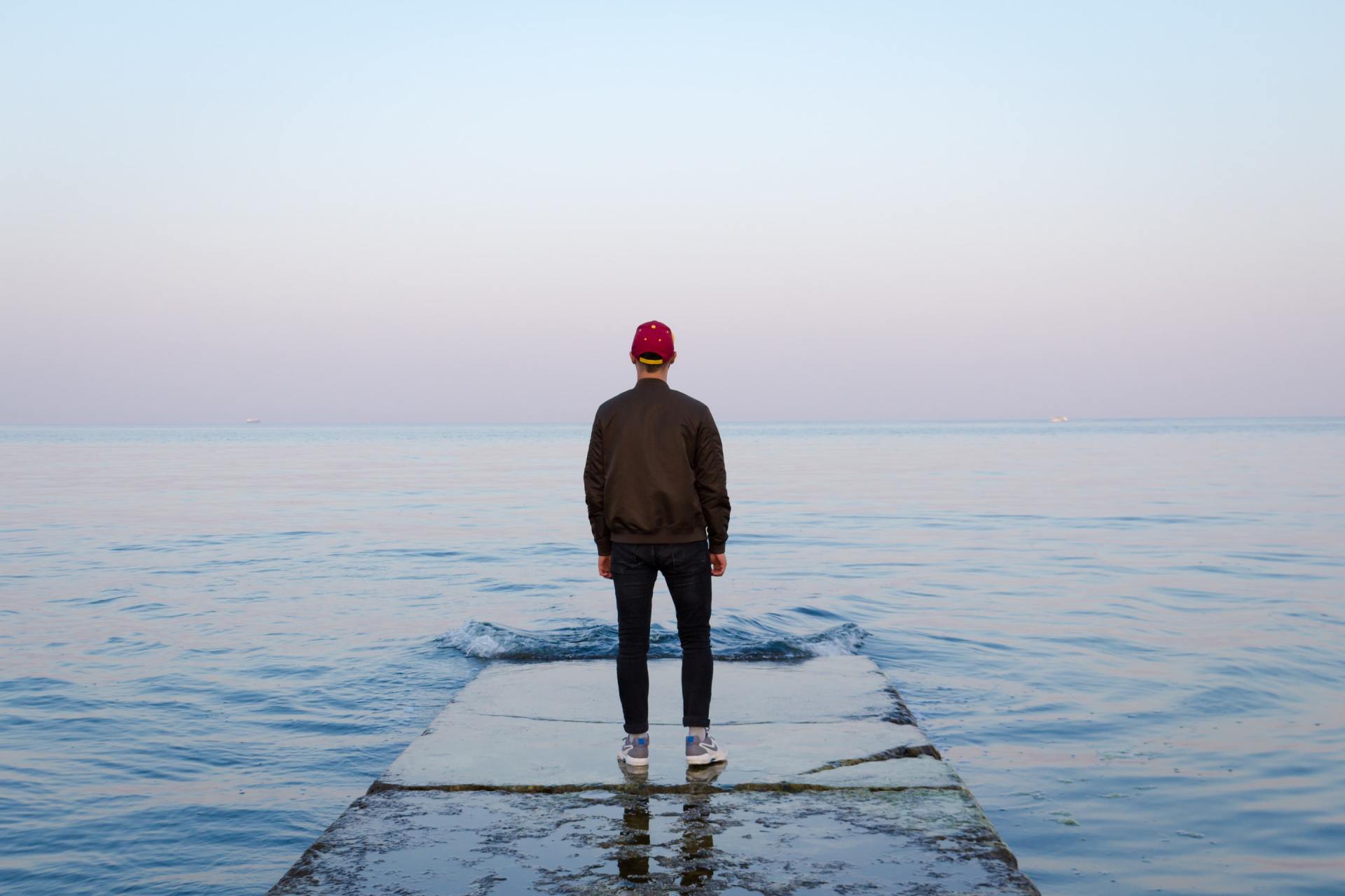 un uomo single è in piedi su un molo