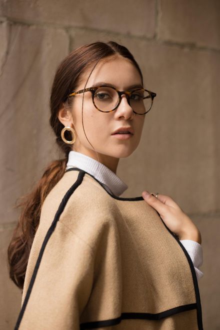 modella con occhiali da vista