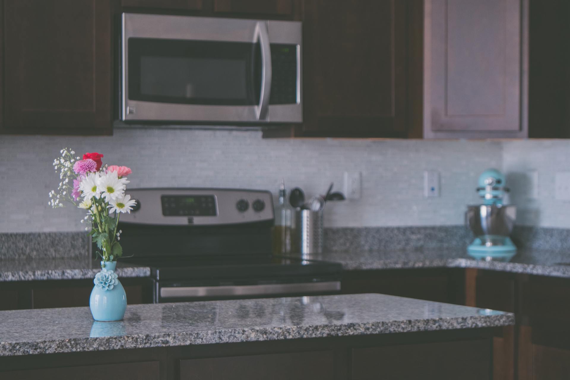 difference between a quartz and granite worktop
