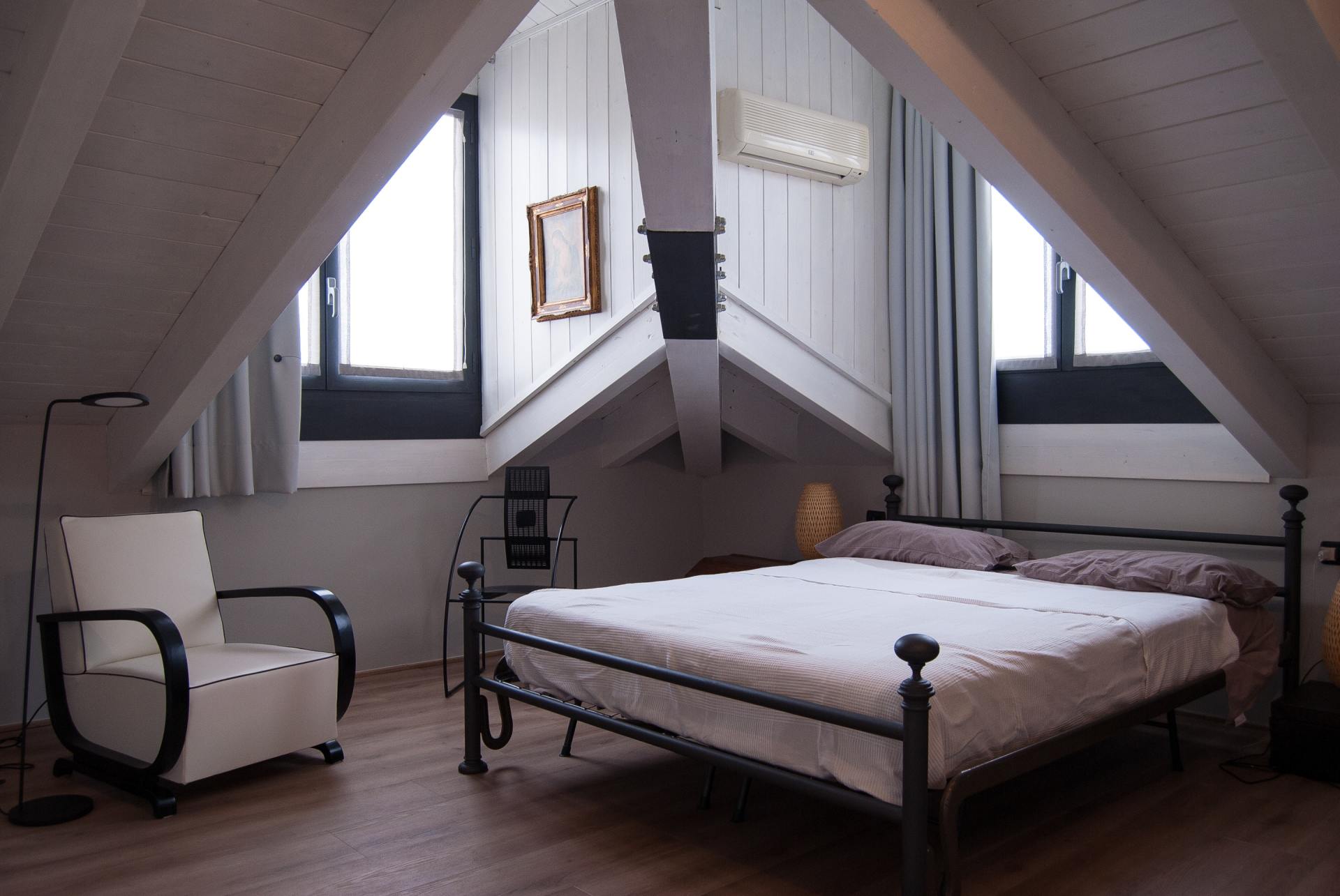 minimalist bedroom