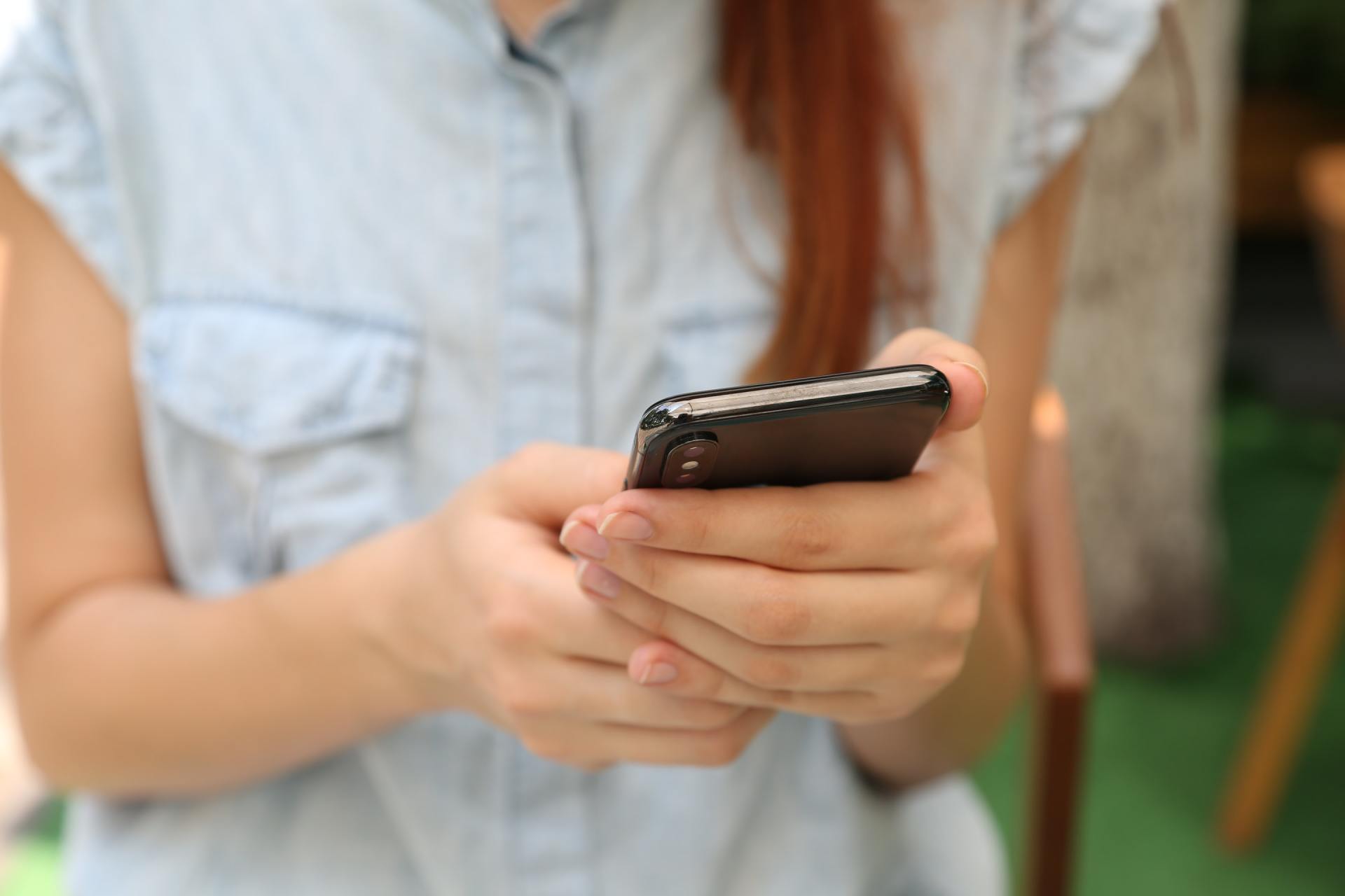 Ragazza che usa lo smartphone