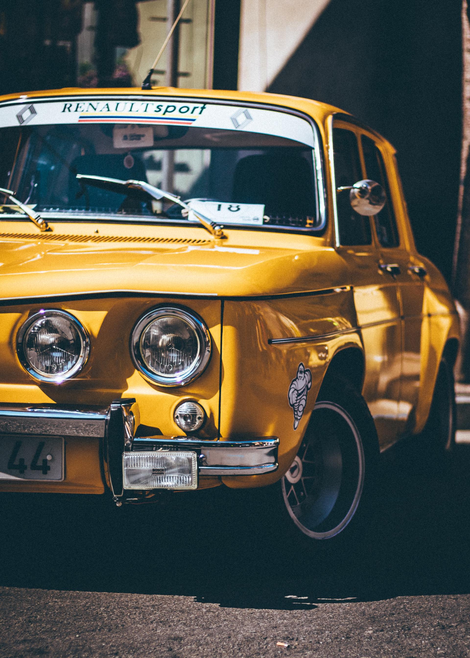 Een afbeelding van een bruin ledere auto interieur voor de tag 'buiten stoffering' op de website van 'Strak op maat stofferingen' een stoffeerderij voor maatwerk stoffering en maatwerk textiel